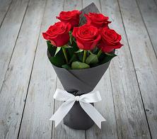 Букет 5 Красных роз Эдлесс Лав в Кошерово